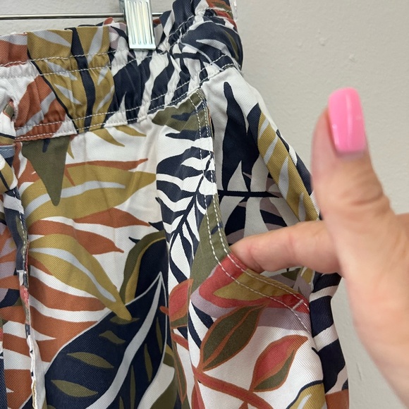 Tropical Leaf Print Women's Shorts - Picture 4 of 8